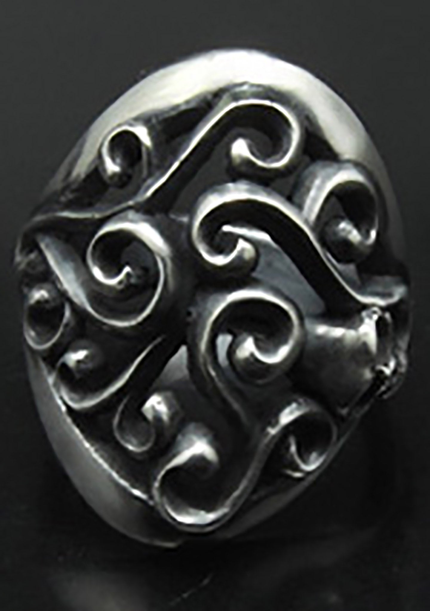  2 Abnormal Sides Vine Of Skull Ring