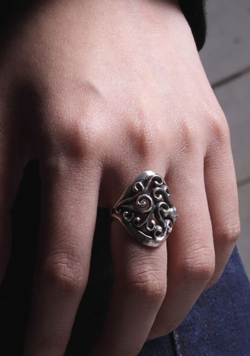 2 Abnormal Sides Vine Of Skull Ring