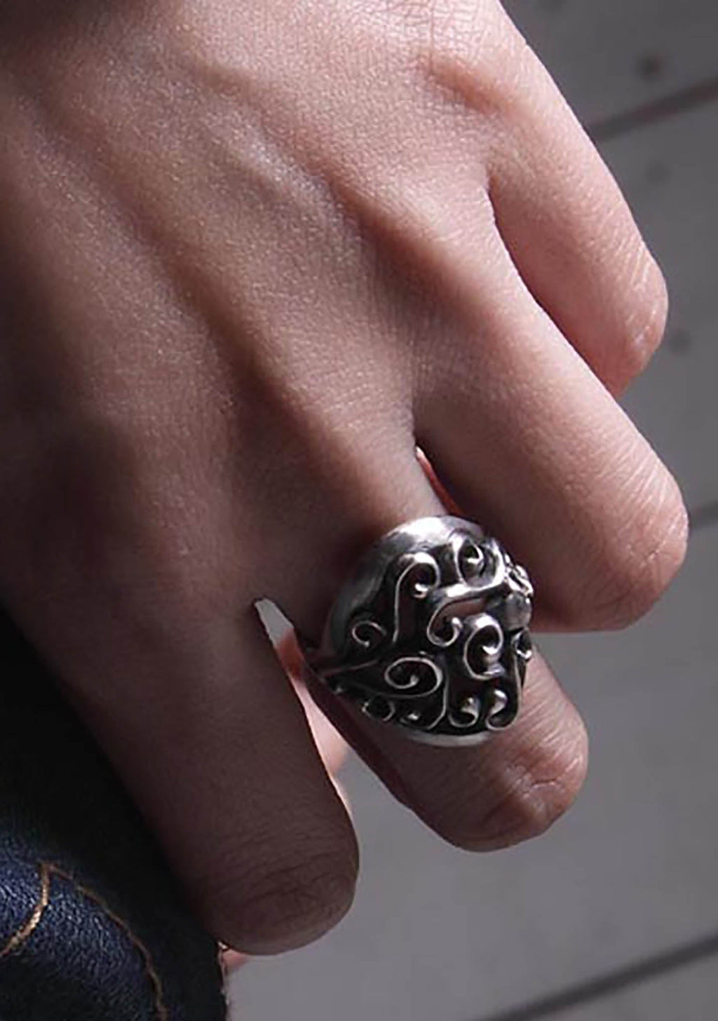  2 Abnormal Sides Vine Of Skull Ring