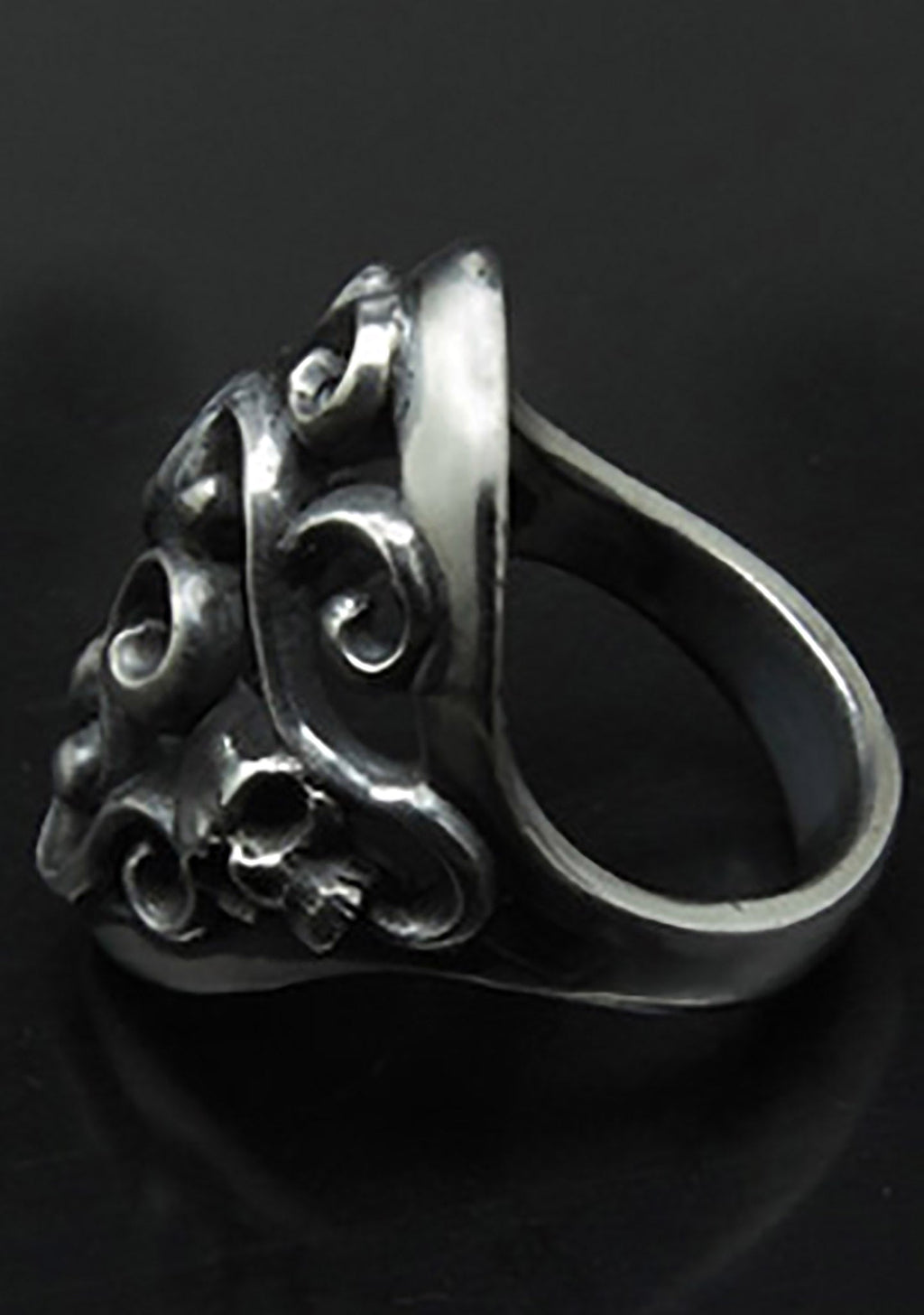  2 Abnormal Sides Vine Of Skull Ring