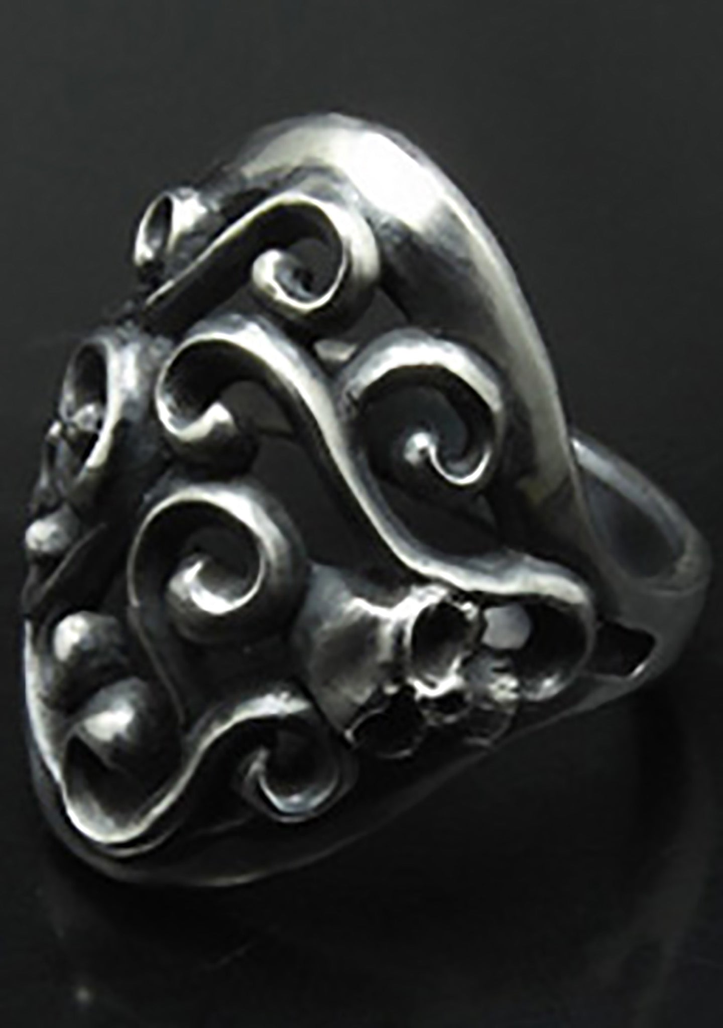  2 Abnormal Sides Vine Of Skull Ring