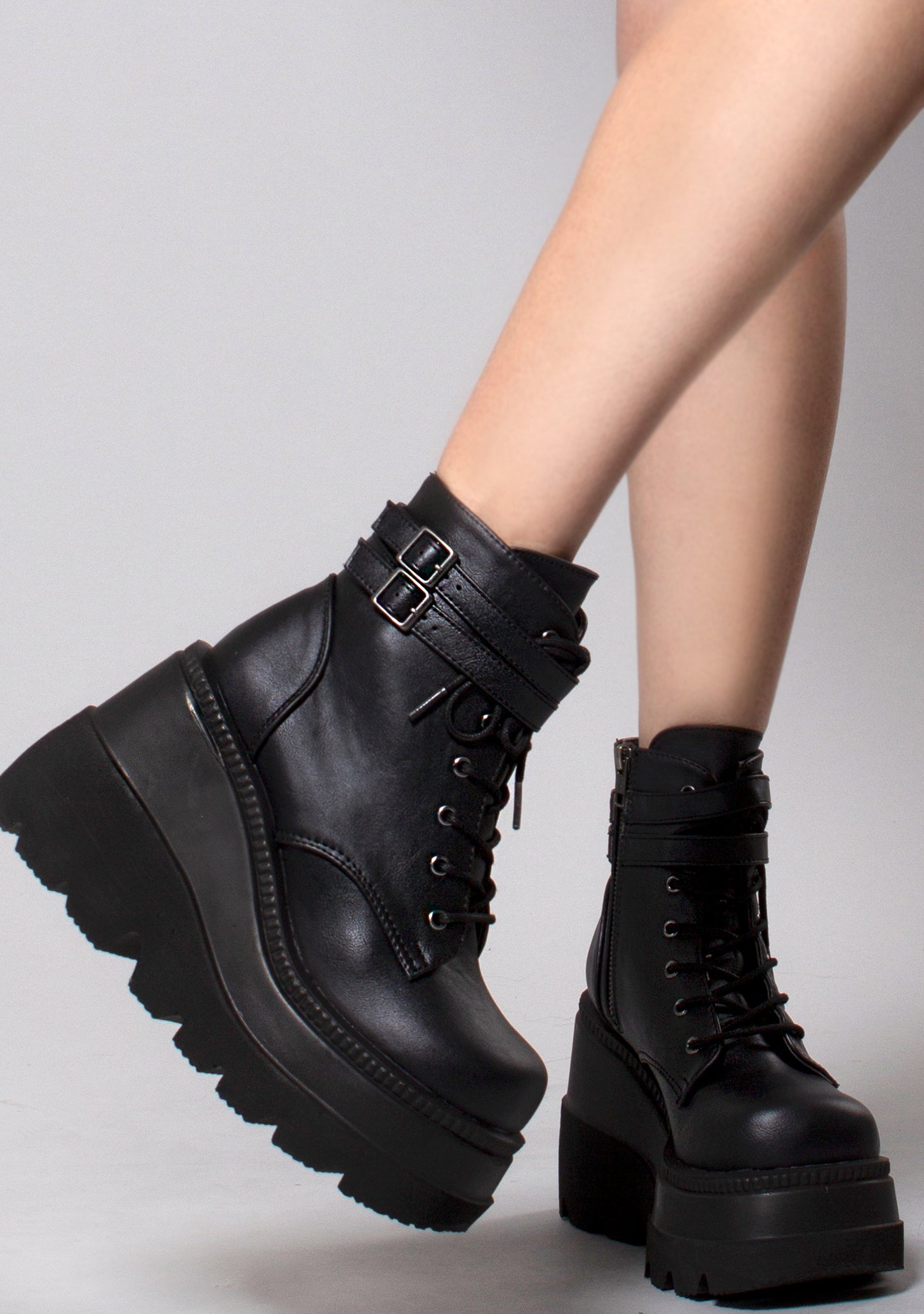  SHAKER 52 Damage Control Black Platform Boots